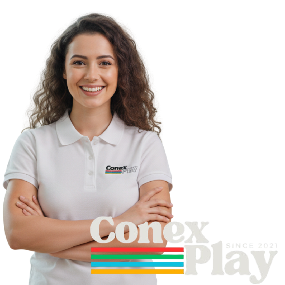 Família assistindo ConexPlay na sala